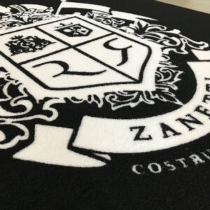Zerbino in moquette su misura con logo intarsiato - immagine 7