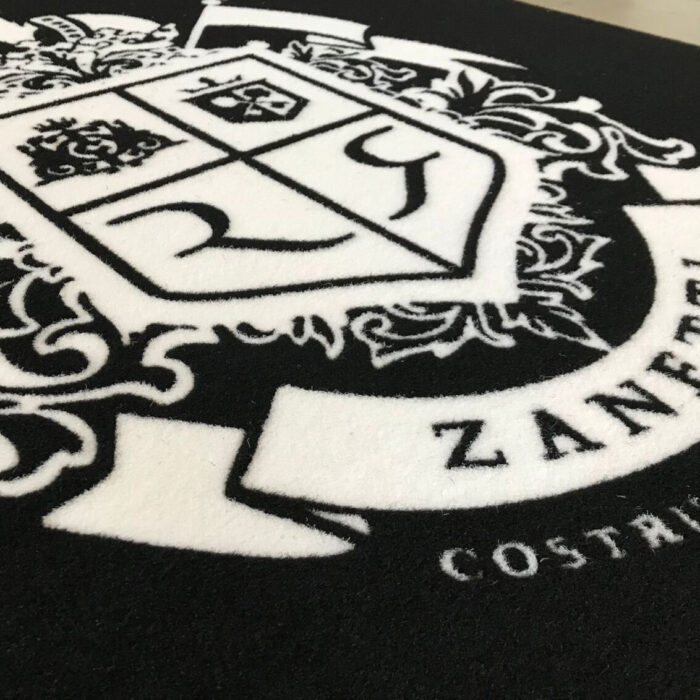 Zerbino in moquette su misura con logo intarsiato - immagine 7