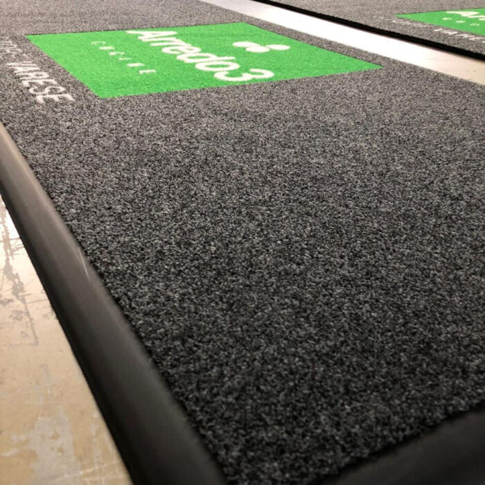 Zerbino in moquette su misura con logo intarsiato - immagine 6