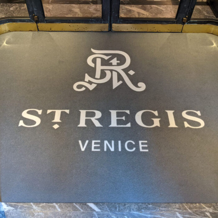 Zerbino in moquette su misura con logo intarsiato - immagine 5
