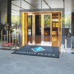 Tappeto asciugapasso su misura LUXTURF con logo stampato